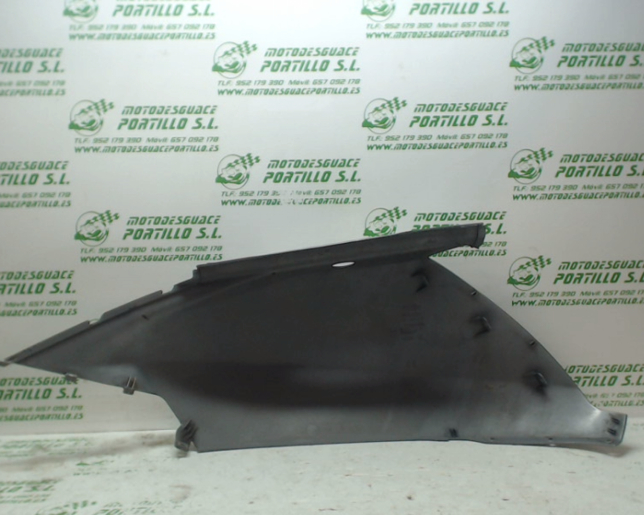 Carcasa lateral trasera derecha Aprilia Arrecife 125 (2004-2006)