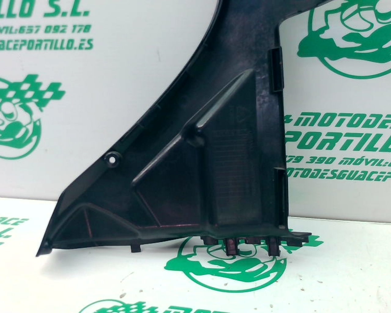 Carcasa bajo asiento izquierdo Benelli MACIS (2015-2017)