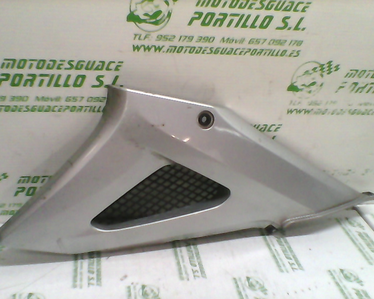 Carcasa bajo asiento derecho Honda CBF 250 (2004-2007)