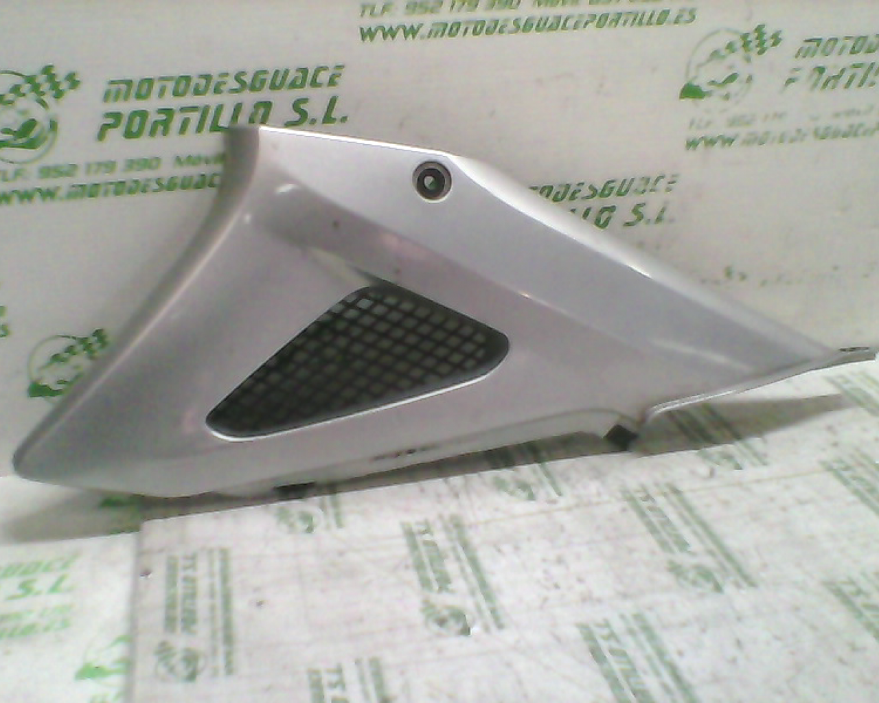 Carcasa bajo asiento derecho Honda CBF 250 (2004-2007)