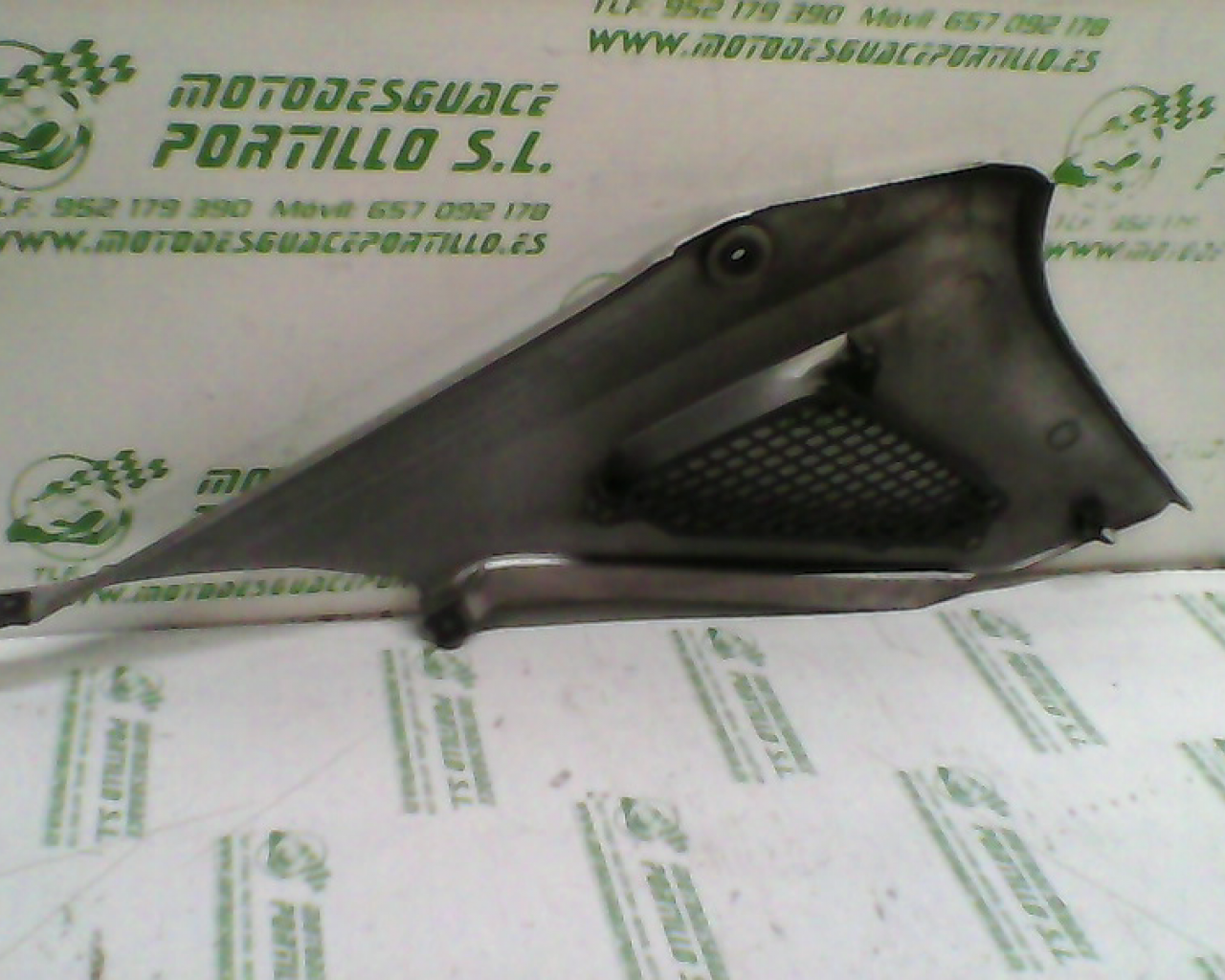 Carcasa bajo asiento derecho Honda CBF 250 (2004-2007)