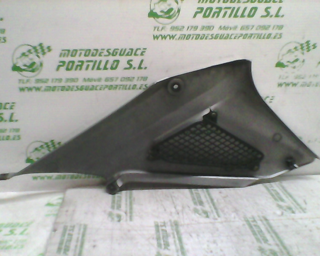 Carcasa bajo asiento derecho Honda CBF 250 (2004-2007)