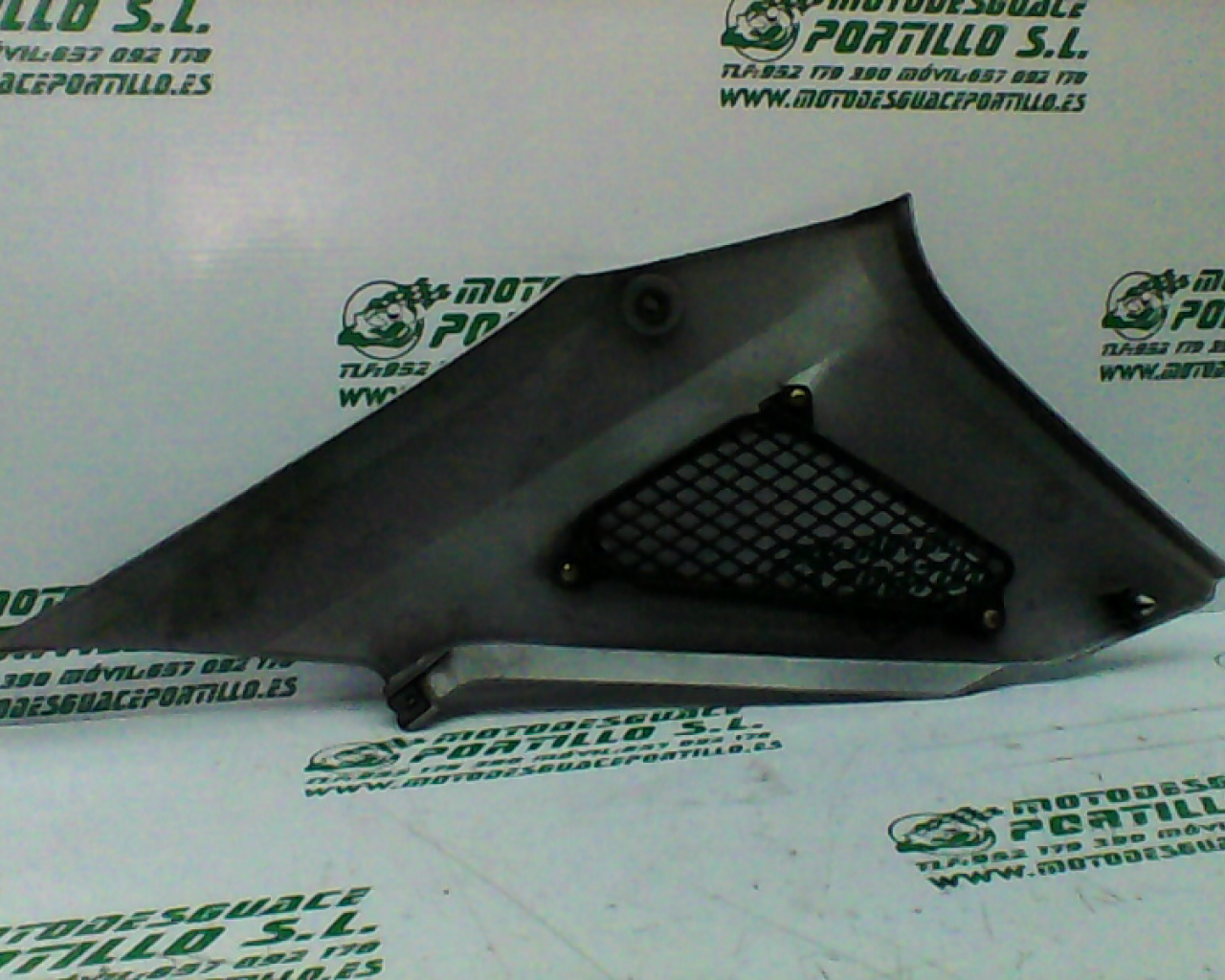 Carcasa bajo asiento derecho Honda CBF 250 (2004-2007)