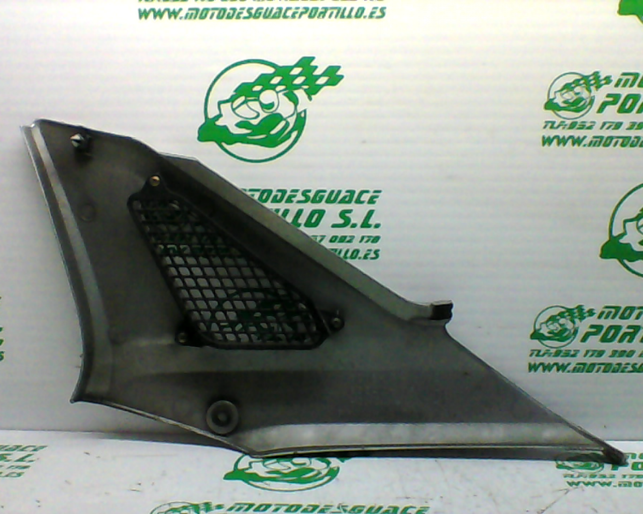 Carcasa bajo asiento derecho Honda CBF 250 (2004-2007)