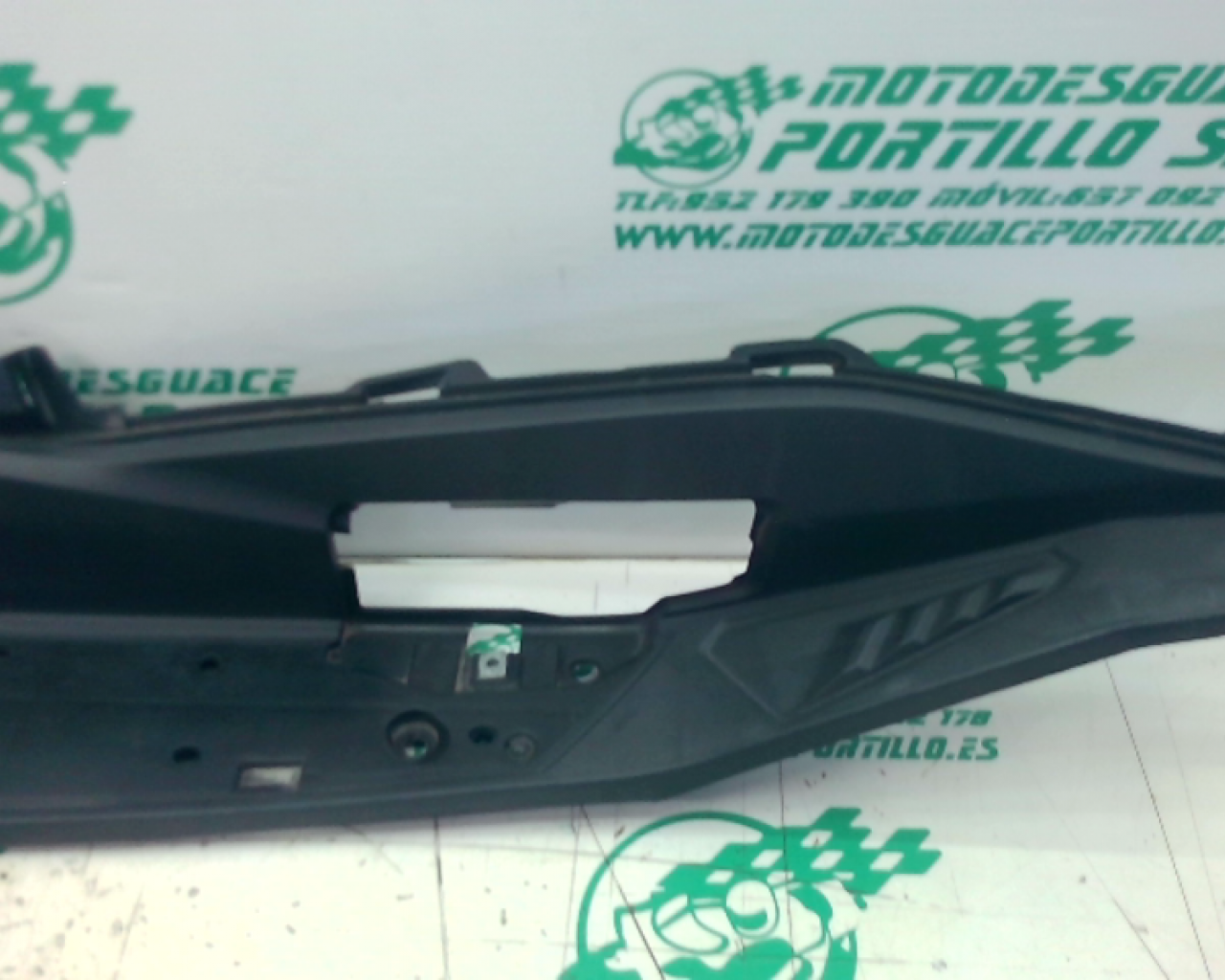 Suelo izquierdo Honda FORZA 125 (2019-2019)