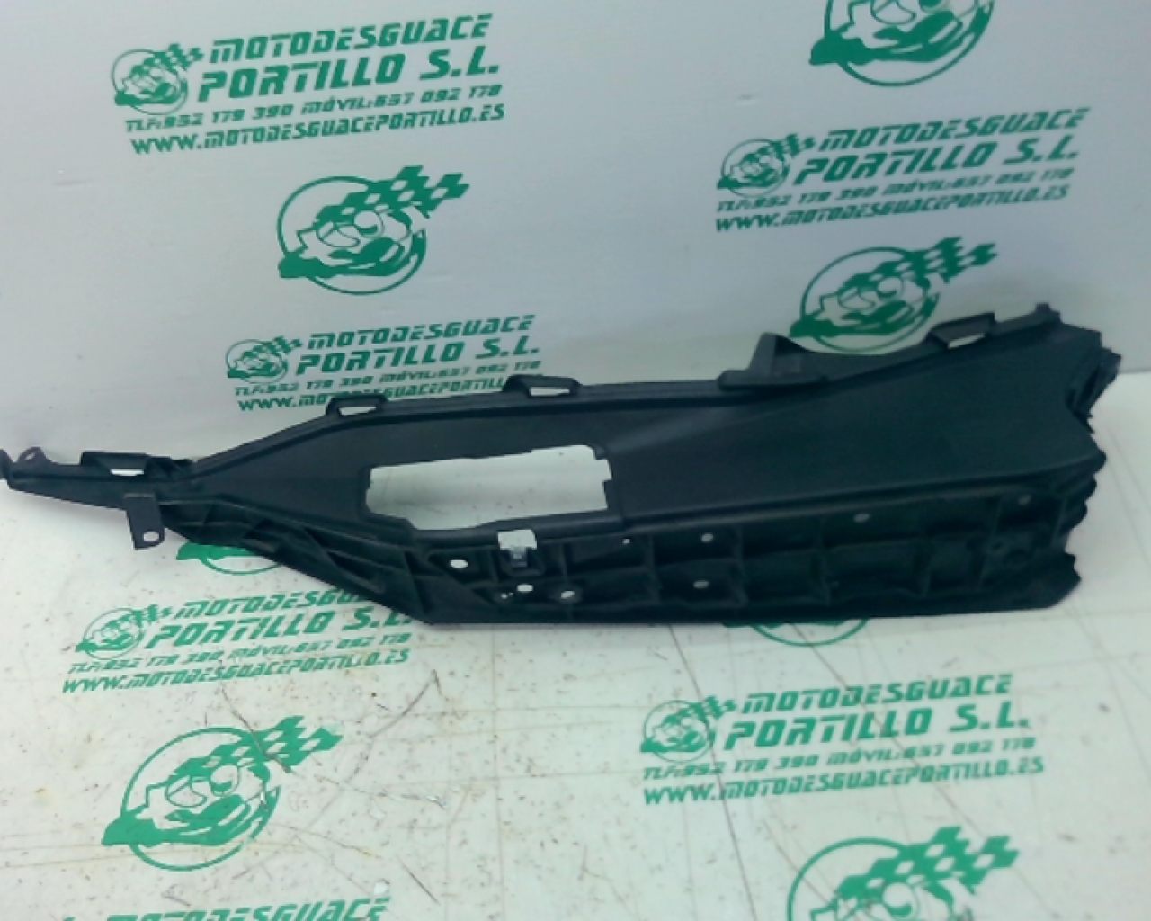 Suelo izquierdo Honda FORZA 125 (2019-2019)