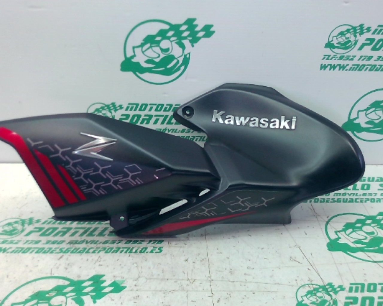 Carcasa cubre deposito izquierda   Kawasaki Z 900 (2020-2021)