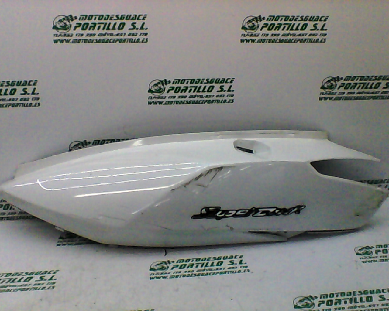 Carcasa lateral trasera izquierda Kymco Super Dink 125 (2010-2011)