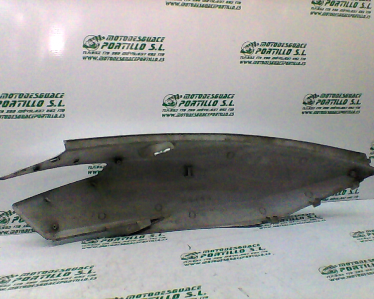 Carcasa lateral trasera izquierda Kymco Super Dink 125 (2010-2011)
