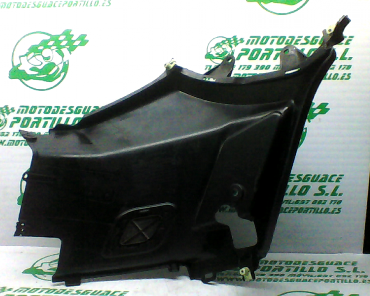 Carcasa bajo asiento derecho Peugeot Kisbee 50 4T (2010-2012)