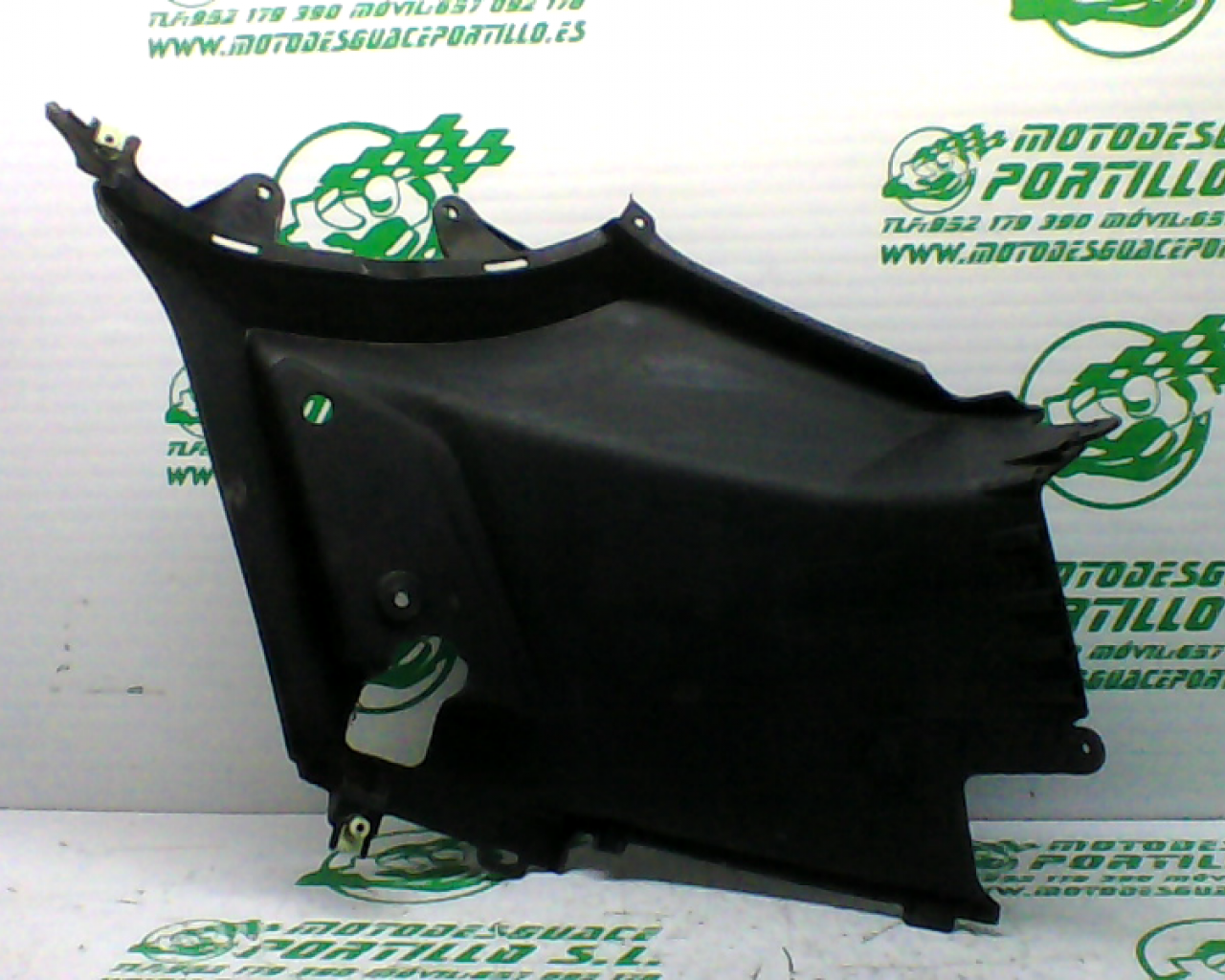 Carcasa bajo asiento izquierdo Peugeot Kisbee 50 4T (2010-2012)