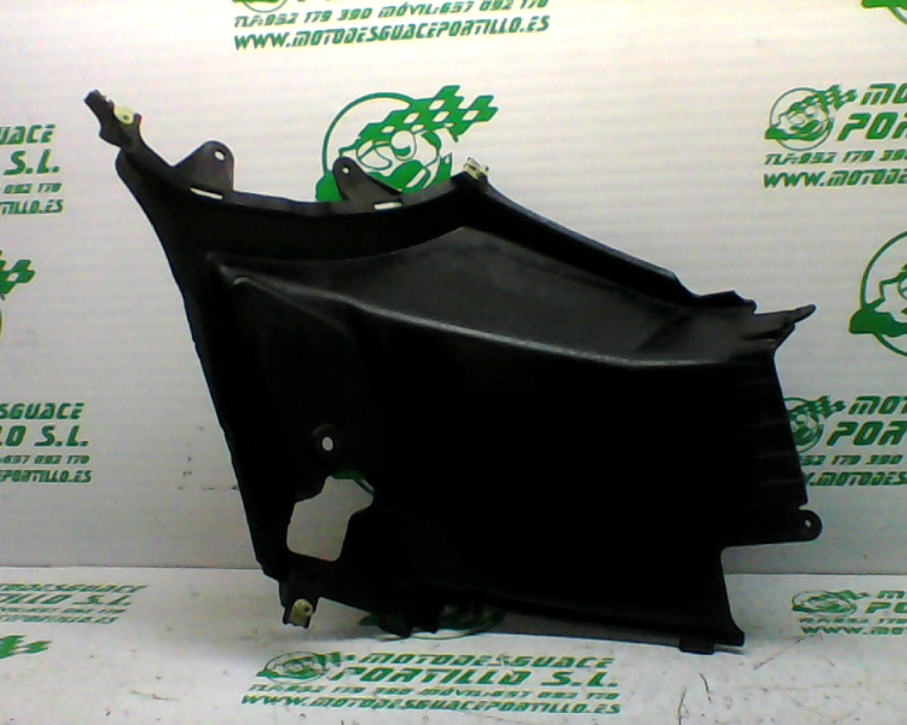 Carcasa bajo asiento izquierdo Peugeot Kisbee 50 4T (2010-2012)