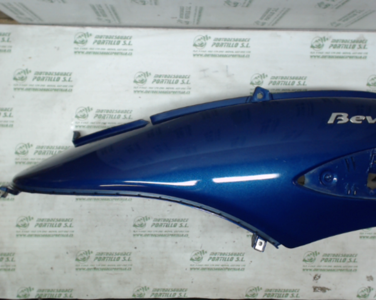 Carcasa lateral trasera izquierda Piaggio Beverly   125 (2005-2007)