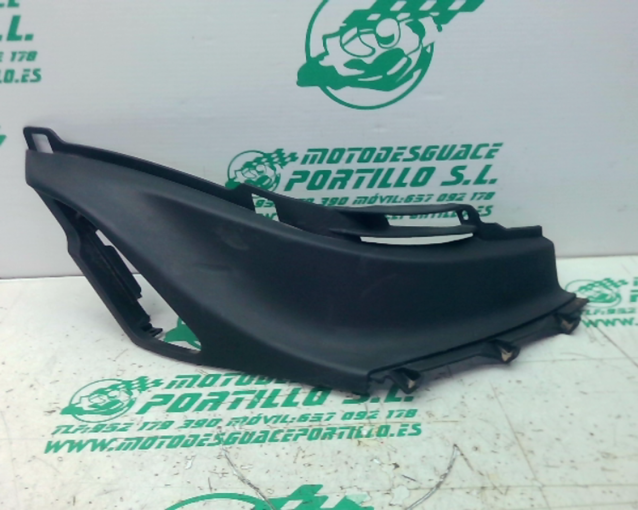 Carcasa bajo asiento derecho Piaggio liberty 125 i 2023 (2023-2024)