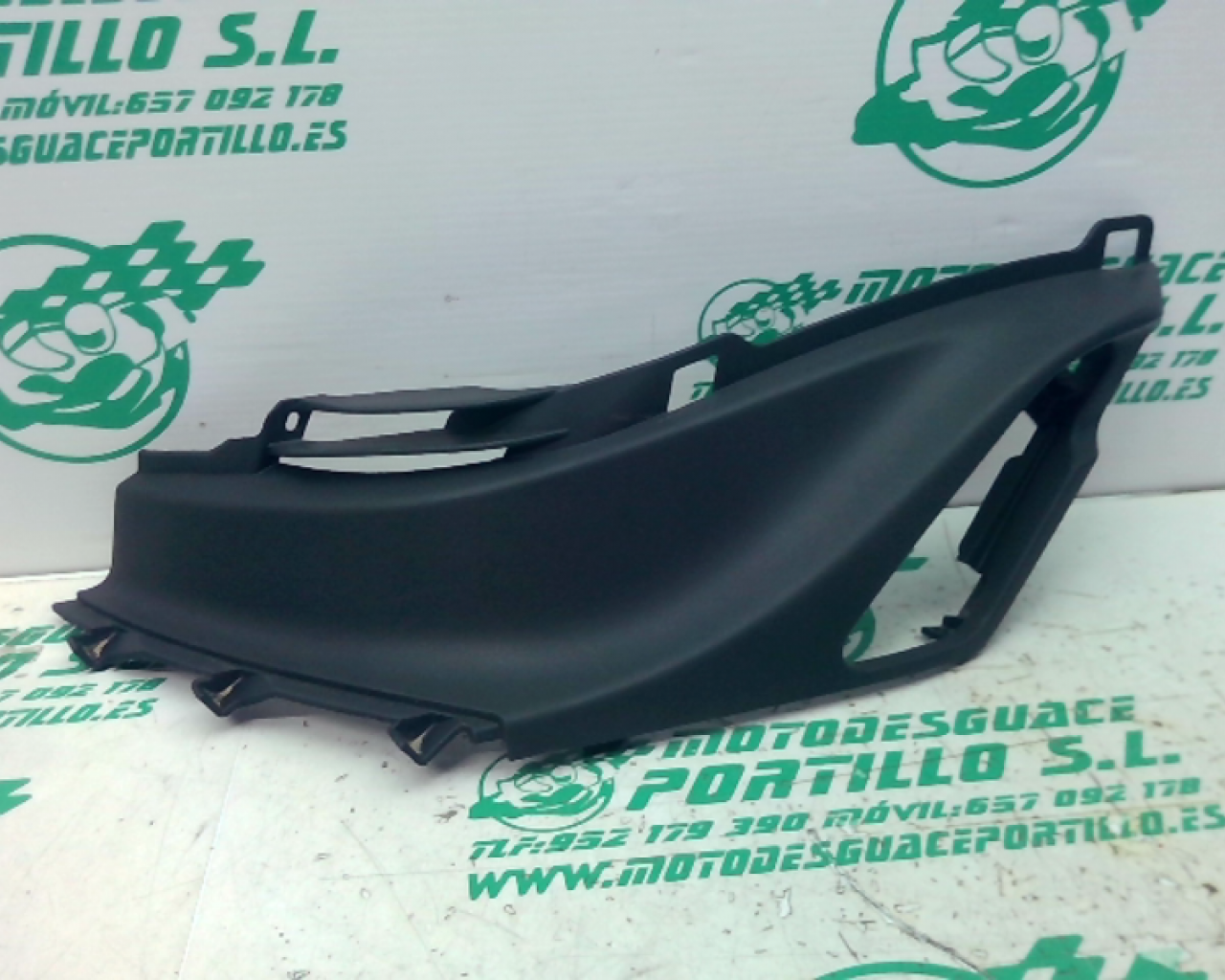 Carcasa bajo asiento izquierdo Piaggio liberty 125 i 2023 (2023-2024)