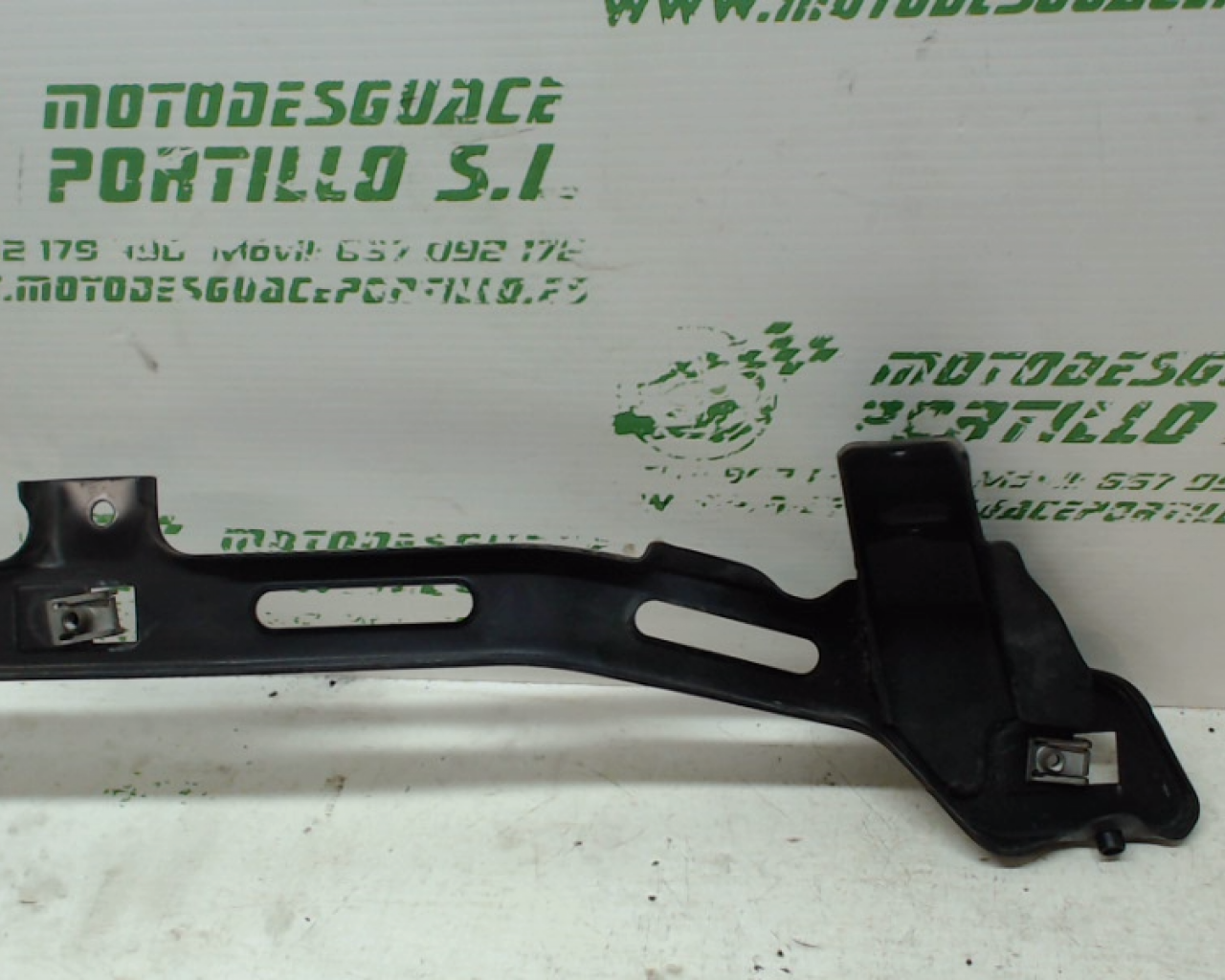 Soporte suelo derecho Piaggio X9 125 (2002-2007)