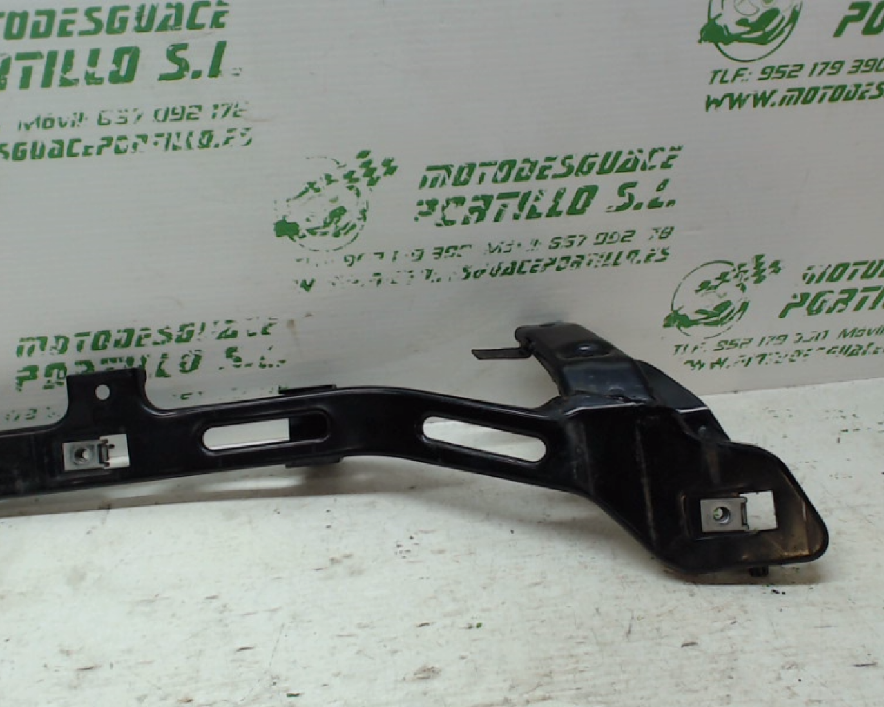 Soporte suelo izquierdo Piaggio X9 125 (2002-2007)