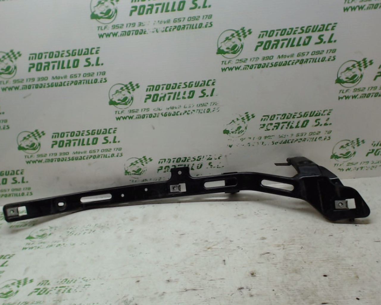 Soporte suelo izquierdo Piaggio X9 125 (2002-2007)