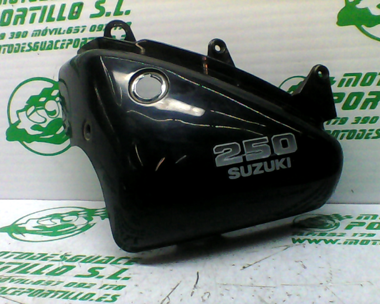 Carcasa bajo asiento izquierdo Suzuki Intruder 250 (2006-2007)