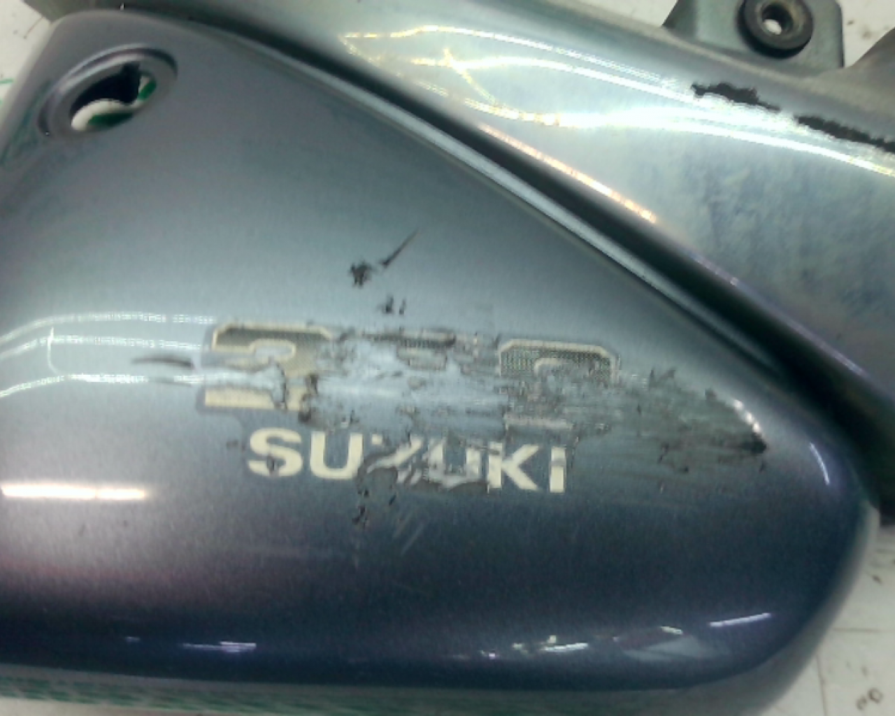 Carcasa bajo asiento izquierdo Suzuki Intruder 250 (2006-2007)