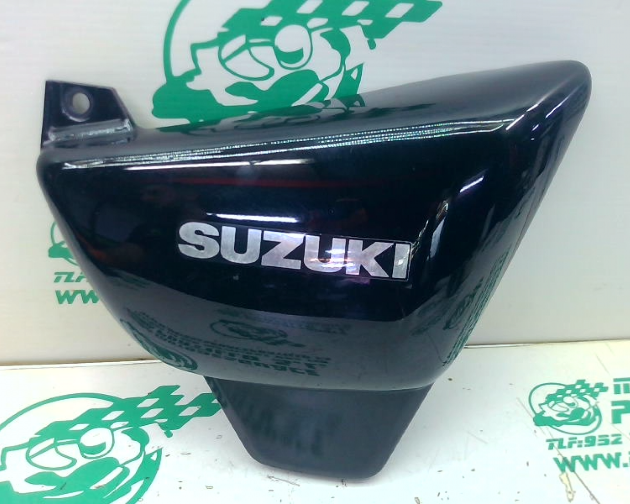 Carcasa bajo asiento derecho Suzuki Marauder 250 (2003-2005)
