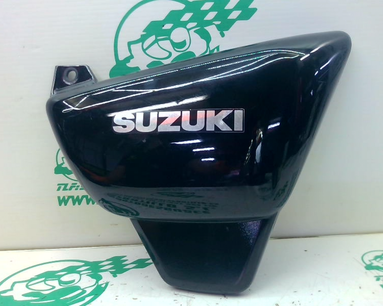Carcasa bajo asiento derecho Suzuki Marauder 250 (2003-2005)