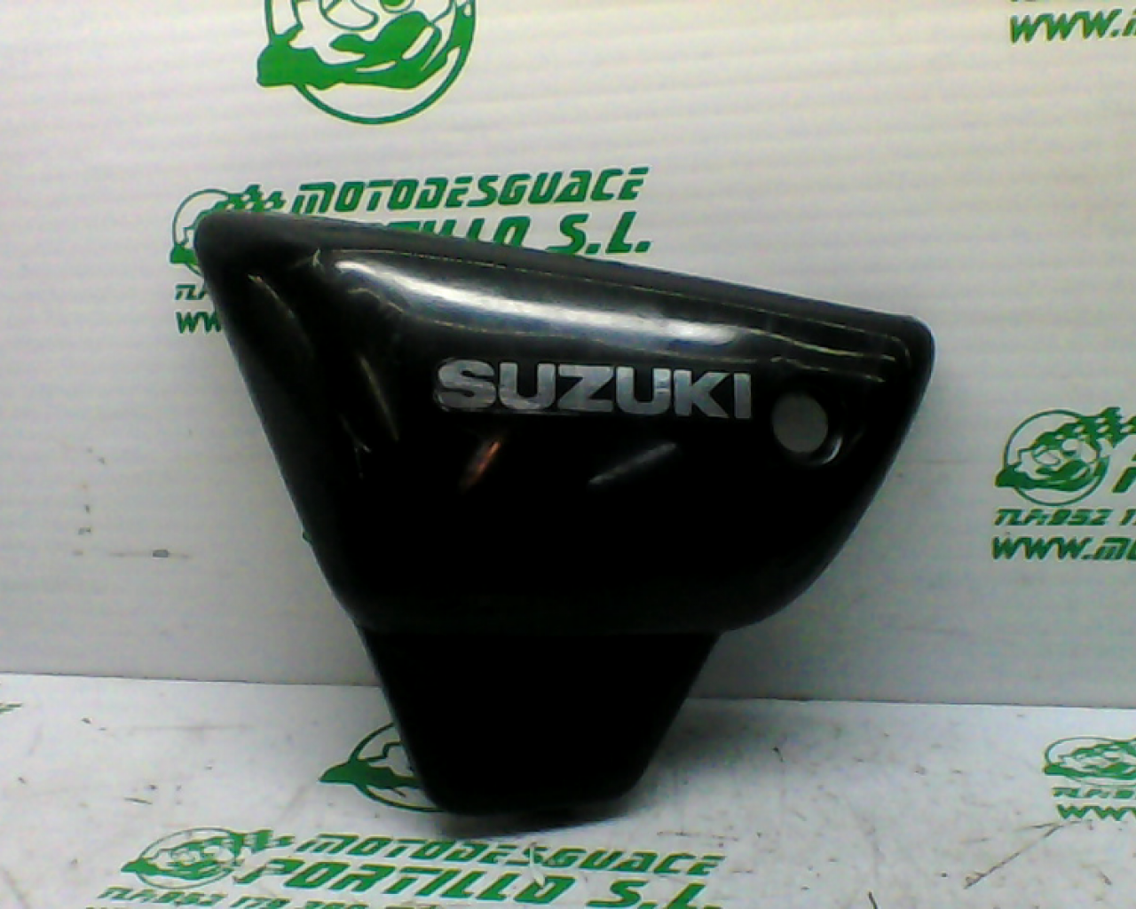 Carcasa bajo asiento izquierdo Suzuki Marauder 250 (2003-2005)